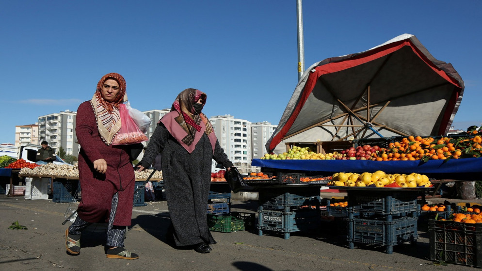 نساء يتسوقن في ديار بكر، تركيا، 22 كانون الأول/ديسمبر 2021. (رويترز)