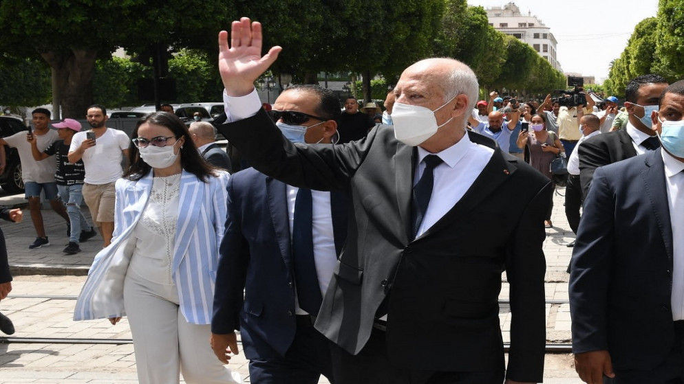 الرئيس قيس سعيد (وسط) وهو يمشي محميًا بالأمن أثناء تجواله في شارع الحبيب بورقيبة في وسط العاصمة تونس. 1 آب/أغسطس 2021 .(أ ف ب)