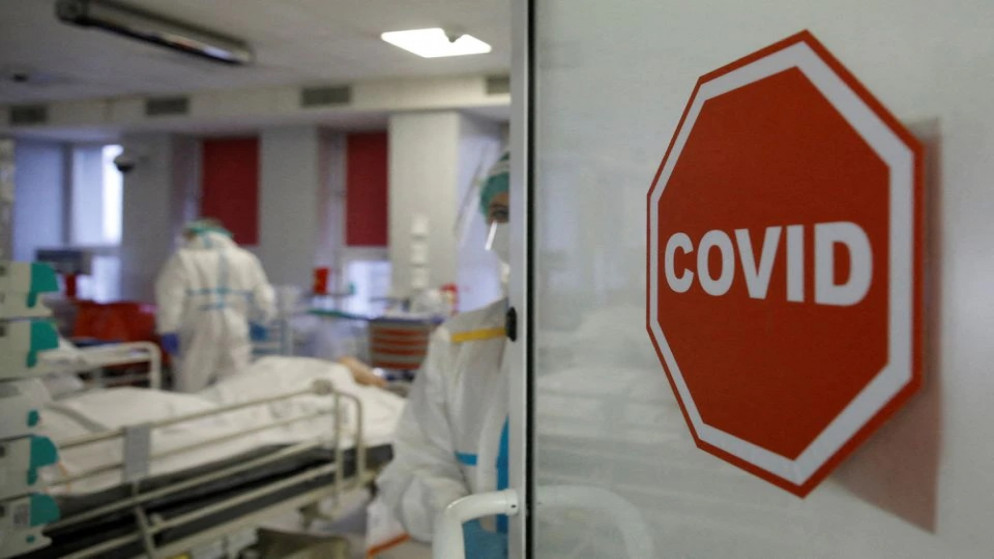 طاقم طبي يعالج المرضى داخل جناح مرضى فيروس كورونا في مستشفى بوزارة الداخلية في وارسو ببولندا. 08/11/2021. (رويترز)