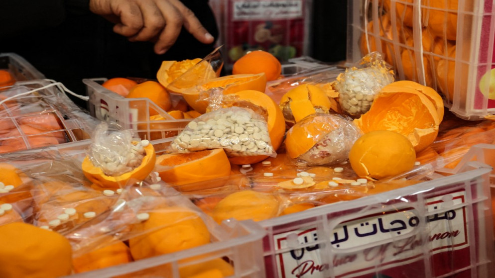 عرض لحبات برتقال مزيفة معبأة بحبوب الكبتاغون في مرفأ بيروت في العاصمة اللبنانية. 29 كانون الأول/ديسمبر 2021. (أ ف ب)
