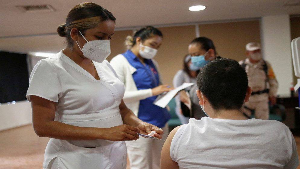 طفل يتلقى جرعة من لقاح ضد فيروس كورونا، في المكسيك، 19 تشرين الأول/أكتوبر 2021. (رويترز)
