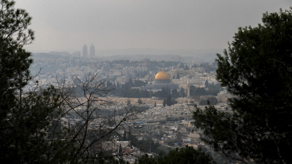 ضباب كثيف يخيم على البلدة القديمة في القدس. 29 ديسمبر 2021. (أ ف ب)