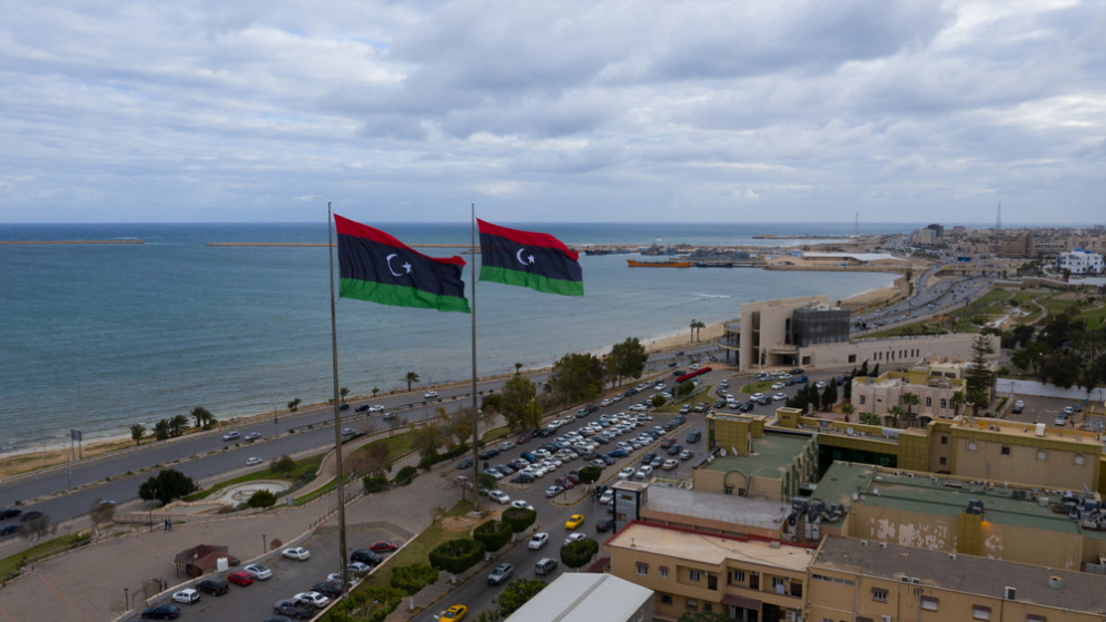 أعلام ليبية ترفرف فوق العاصمة الليبية طرابلس.14 فبراير 2021.(shutterstock)