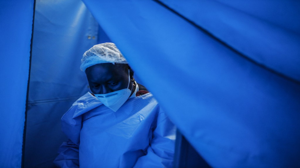 ممرضة في مستشفى يعالج مصابين بفيروس كورونا في جنوب إفريقيا. (أ ف ب)
