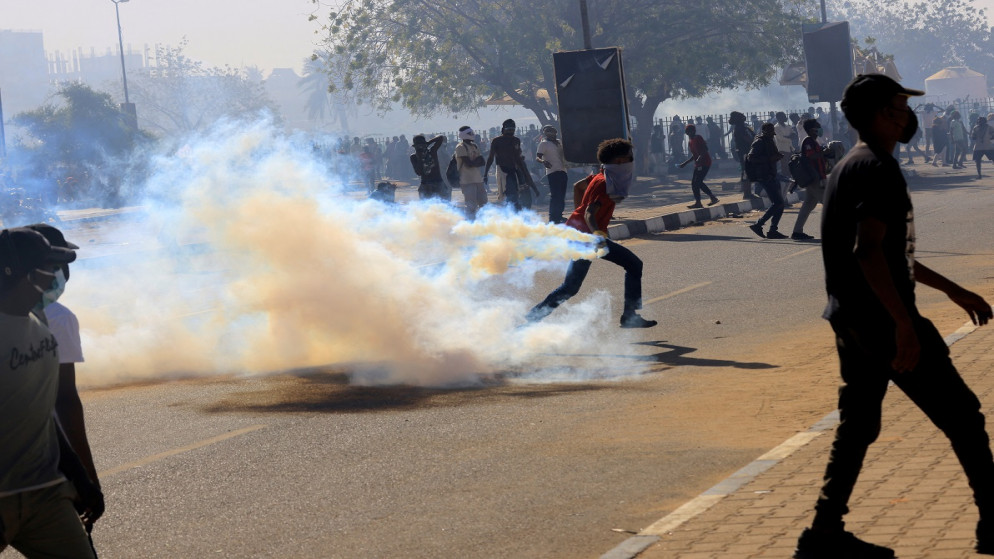 متظاهرون يشاركون في مسيرة ضد الحكم العسكري في أعقاب الانقلاب الذي وقع الشهر الماضي في الخرطوم، السودان، 30 كانون الأول/ديسمبر 2021. (رويترز)