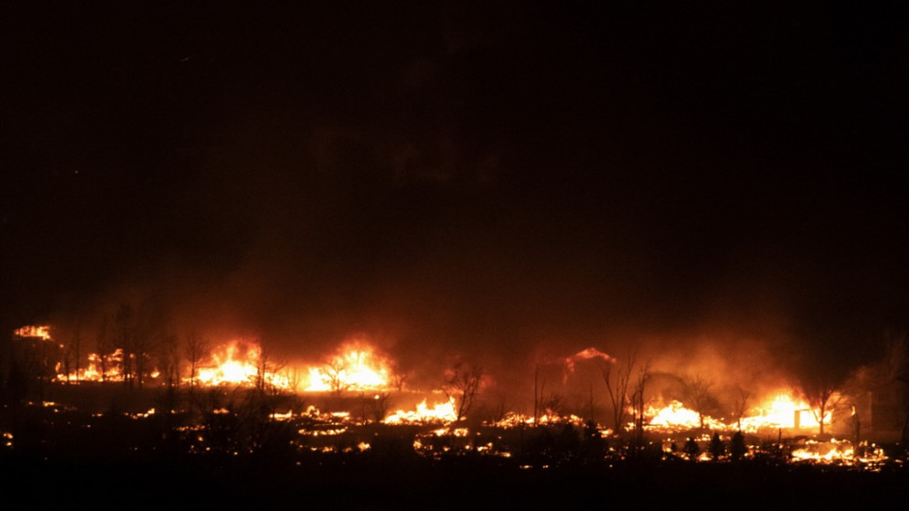 ألسنة لهب تبتلع منازل مع انتشار حريق مارشال في حي في بلدة سوبريور في مقاطعة بولدر، كولورادو، الولايات المتحدة، 30 كانون الأول/ديسمبر 2021. (أ ف ب)