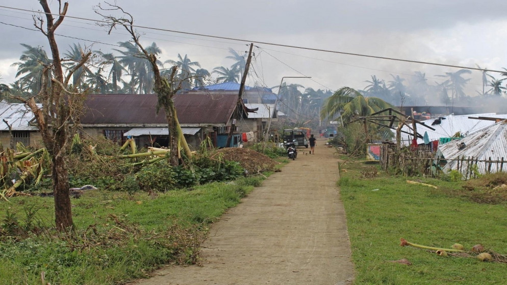 منازل وأشجار تضررت إثر إعصار راي في مقاطعة سوريجاو ديل نورت في الفلبين، 18 ديسمبر 2021. (أ ف ب)
