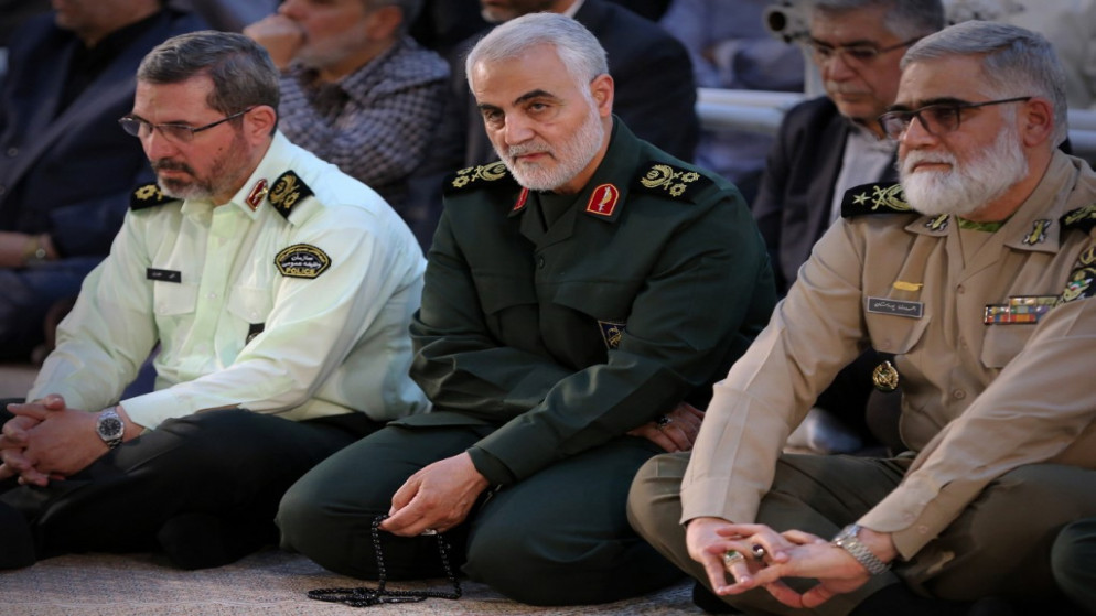 قائد فيلق القدس في الحرس الثوري الفريق قاسم سليماني (وسط) الذي قتل في ضربة جوية أميركية في بغداد. (أ ف ب)