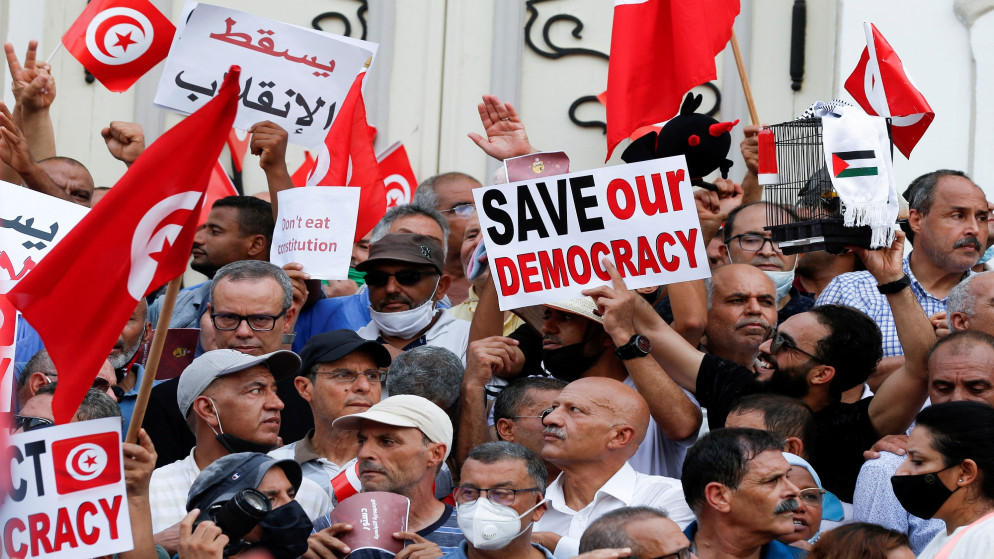 متظاهرون ضد إجراءات الرئيس التونسي قيس سعيد في العاصمة تونس. (رويترز)