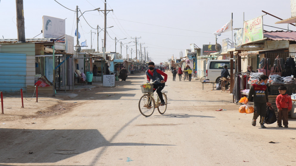 فتى يقود دراجة هوائية للتنقل في مخيم الزعتري للاجئين السوريين بمحافظة المفرق شمالي الأردن. (مخيم الزعتري/ مفوضية الأمم المتحدة لشؤون اللاجئين)