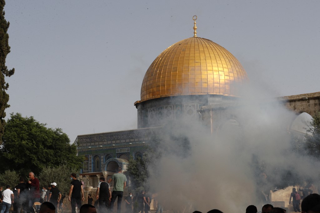 قوات الاحتلال الإسرائيلي تطلق الغاز المسيل للدموع لتفريق الفلسطينيين في المسجد الأقصى بالقدس .10 أيار/مايو 2021. (أ ف ب)