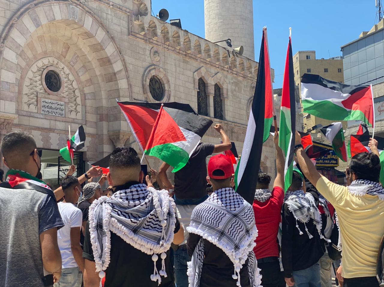 وقفة تضامنية امام المسجد الحسيني تعبيرا عن رفضهم للعدوان الإسرائيلي على قطاع غزة