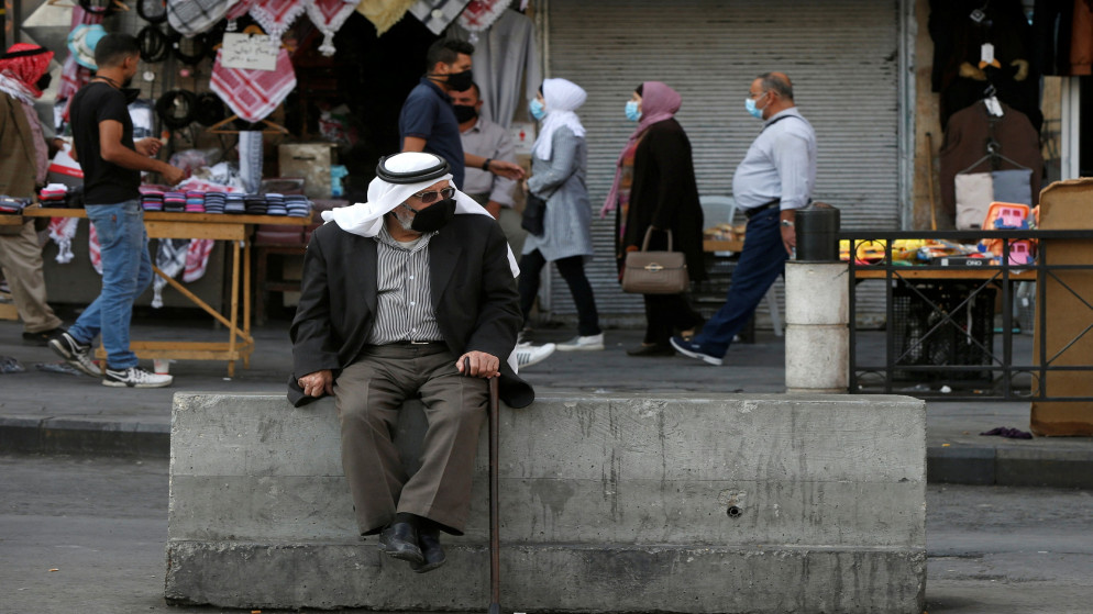 مسن يرتدي كمامة واقية في عمان، 3 تشرين الثاني/نوفمبر 2020. (محمد حامد/رويترز)