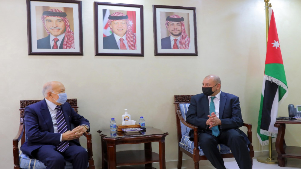 رئيس مجلس النواب عبد المنعم العودات (يمين) مع سفير المغرب في عمّان سيدي الناصري (بترا)