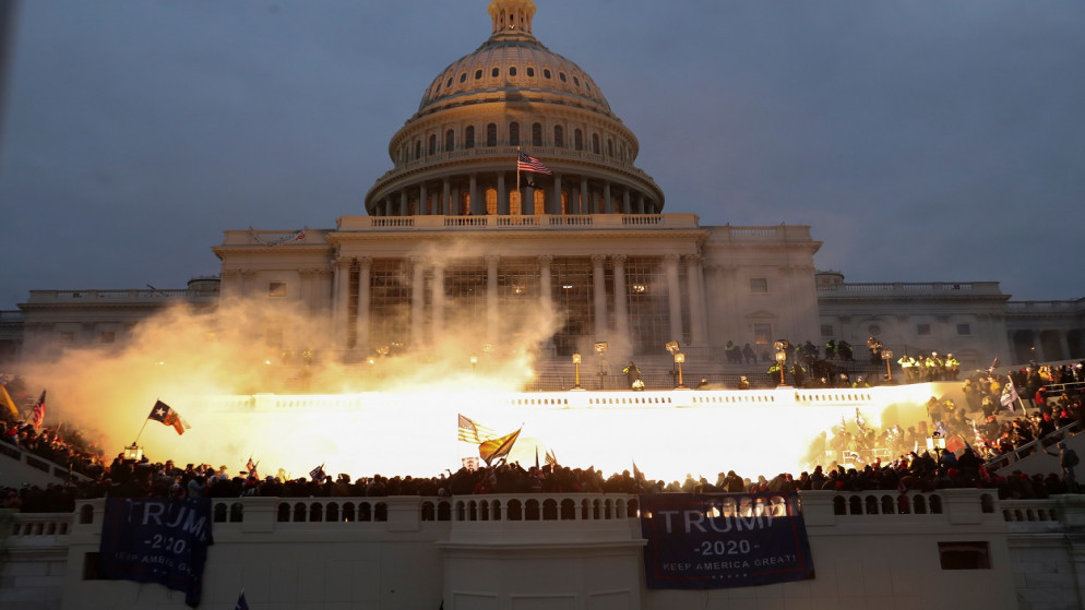 انفجار بسبب ذخيرة للشرطة أثناء تجمع أنصار الرئيس الأميركي السابق دونالد ترامب، أمام مبنى الكابيتول في واشنطن، الولايات المتحدة، 6/1/2021. (رويترز)
