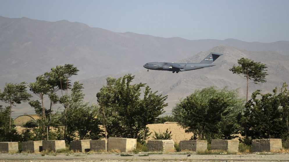 طائرة تابعة للقوات الأميركية تهبط في قاعدة باغرام الجوية الأفغانية. (أ ف ب)