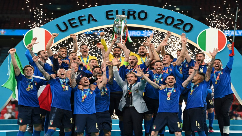 مدافع إيطاليا جورجيو كيليني يرفع كأس بطولة أوروبا خلال العرض التقديمي، بعد فوز إيطاليا في المباراة النهائية لكرة القدم UEFA 2020 بين إيطاليا وإنجلترا على ملعب ويمبلي بلندن، 11 يوليو/تموز 2021. (أ ف ب)
