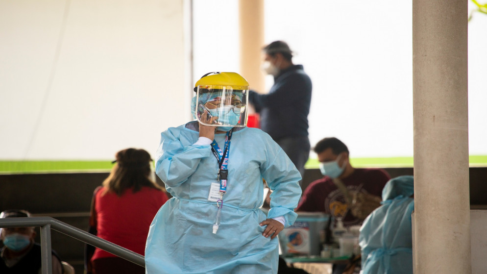 مركز تطعيم ضد فيروس كورونا لكبار السن في البيرو. 30/04/2021. (shutterstock)
