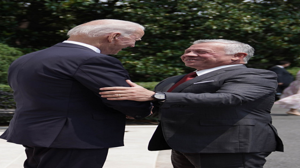 الرئيس الأميركي جو بايدن في استقبال جلالة الملك عبدالله الثاني لدى وصوله إلى البيت الأبيض الرئيس الأميركي جو بايدن في استقبال جلالة الملك عبدالله الثاني لدى وصوله إلى البيت الأبيض