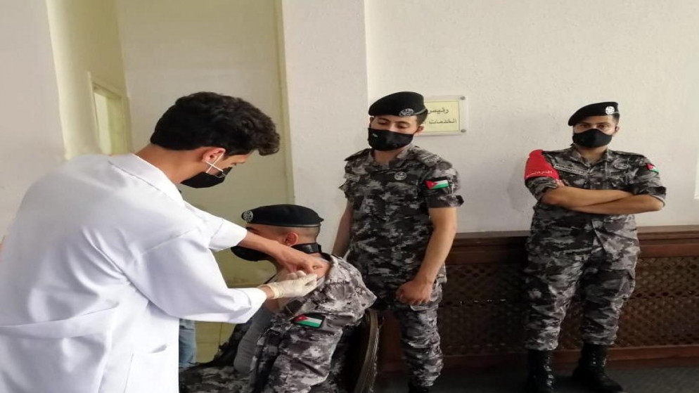 جانب من حملة مديرية الأمن العام لتطعيم مرتباتها ضد فيروس كورونا. (مديرية الأمن العام) جانب من حملة مديرية الأمن العام لتطعيم مرتباتها ضد فيروس كورونا. (مديرية الأمن العام)