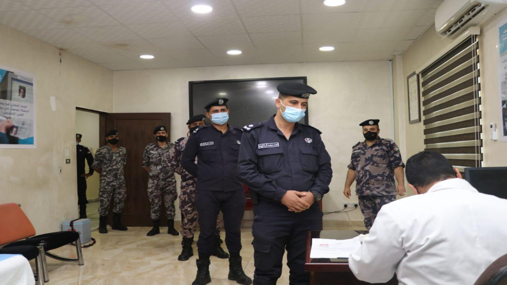 جانب من حملة مديرية الأمن العام لتطعيم مرتباتها ضد فيروس كورونا. (مديرية الأمن العام) جانب من حملة مديرية الأمن العام لتطعيم مرتباتها ضد فيروس كورونا. (مديرية الأمن العام)