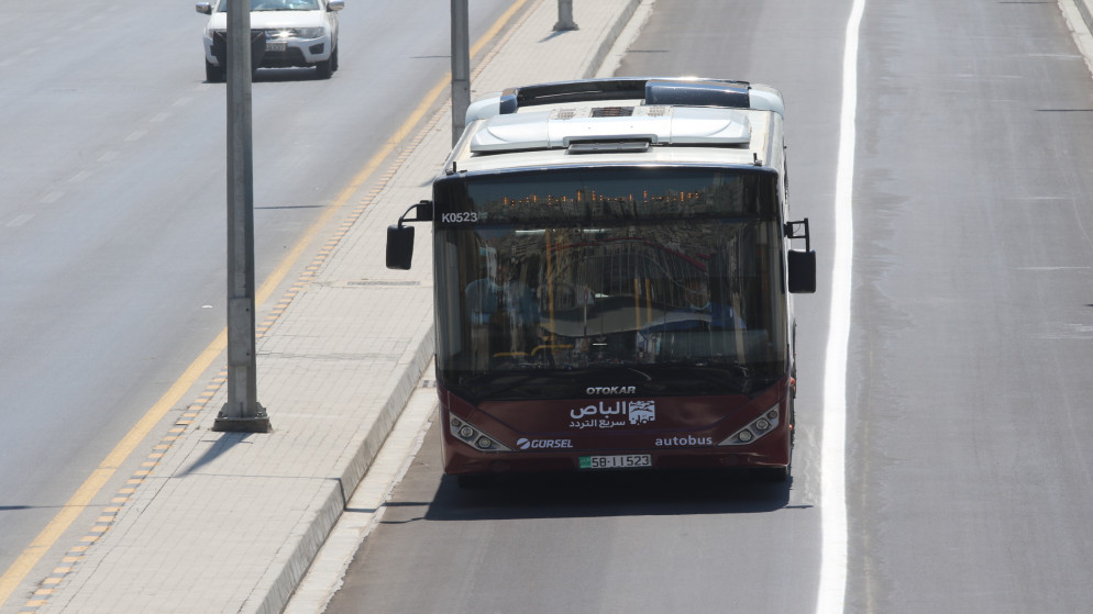 حافلة تسير خلال التشغيل التجريبي للمسار الأول لمشروع الباص سريع التردد. (صلاح ملكاوي/ المملكة)