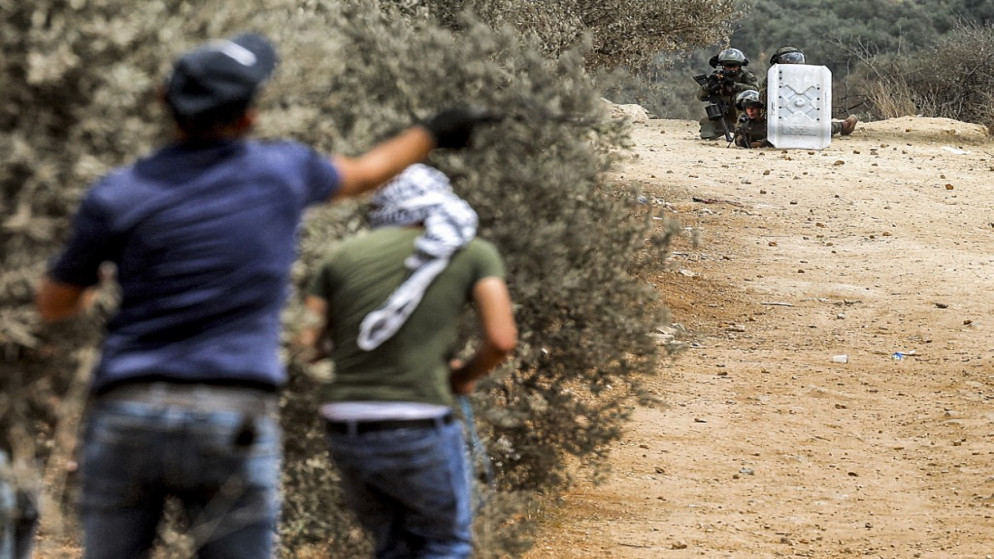 مواجهات بين الفلسطينيين وقوات الاحتلال الإسرائيلي في بلدة بيتا جنوبي نابلس. (أ ف ب)