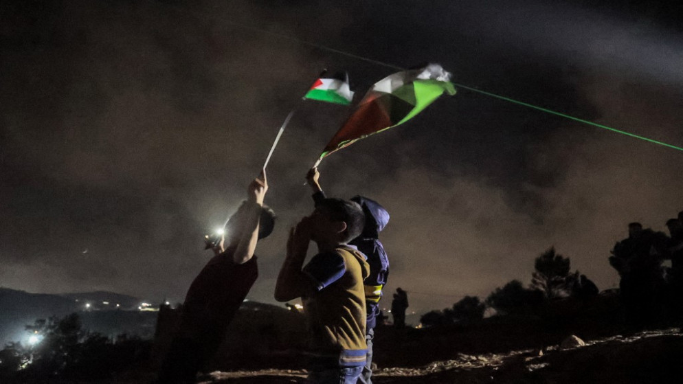 فلسطينيون يتظاهرون ضد بؤرة استيطانية في بلدة بيتا، بالقرب من مدينة نابلس بالضفة الغربية المحتلة.13 تموز/يوليو، 2021.(ا ف ب)