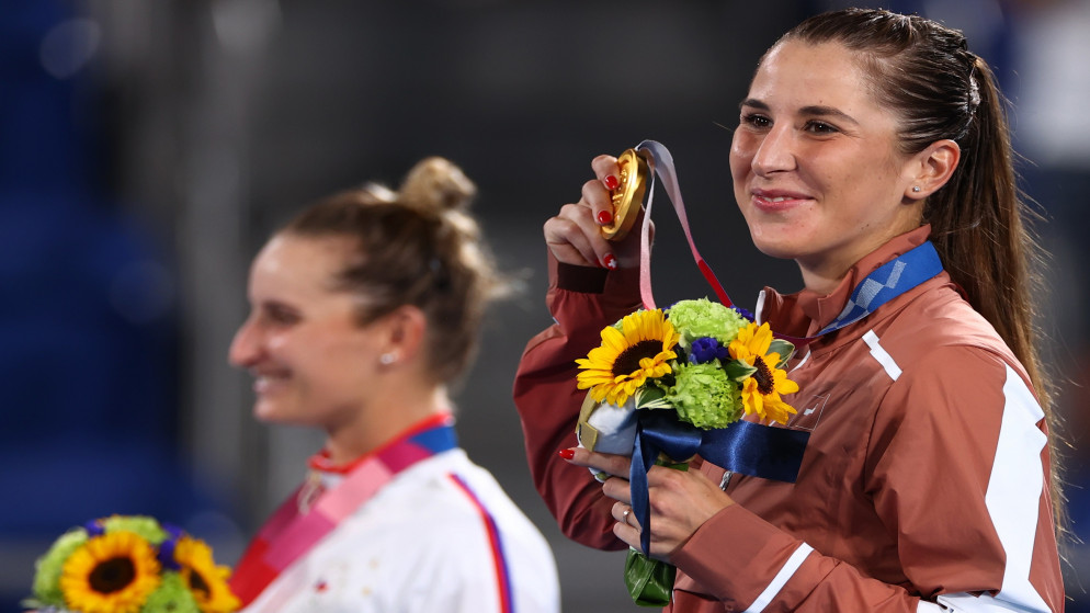 السويسرية بليندا بنتشيتش متوجة ذهبية منافسات فردي السيدات في مسابقة كرة المضرب. (رويترز)