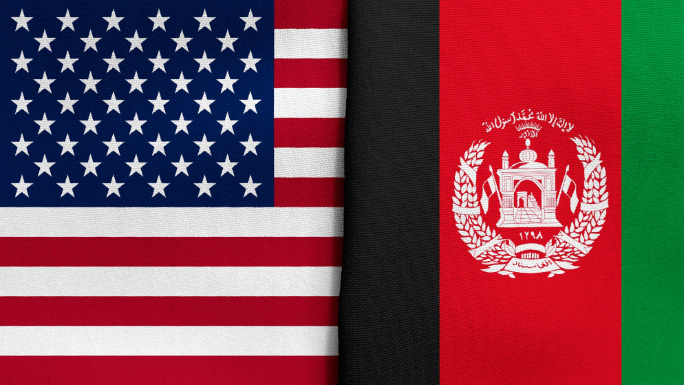 علما الولايات المتحدة الأميركية (يسار) وأفغانستان. (shutterstock)