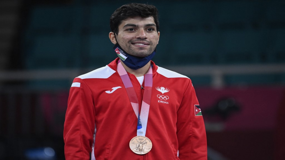 لاعب المنتخب الوطني للكراتيه عبدالرحمن المصاطفة متوجا بالميدالية البرونزية في أولمبياد طوكيو. (أ ف ب)