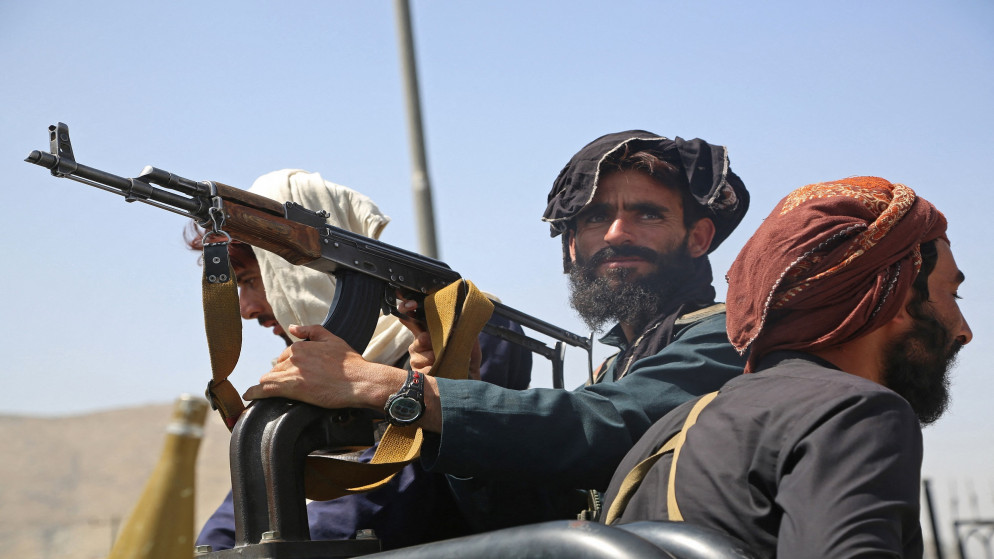 مقاتلو طالبان يقفون في سيارة على جانب الطريق في كابل بعد نهاية سريعة لحرب في أفغانستان استمرت 20 عاما. 16/08/2021. (أ ف ب)