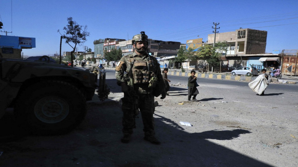 عنصر أمن أفغاني في العاصمة كابل. (أ ف ب)