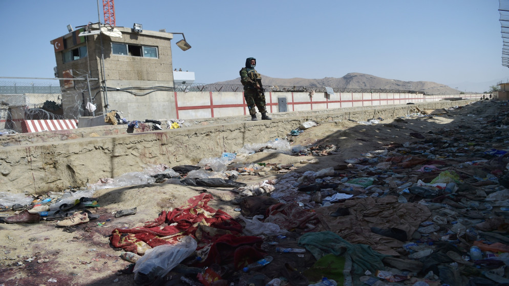 مقاتل من طالبان يحرس موقع التفجيرين الانتحاريين. 26 أغسطس/آب. (أ ف ب)