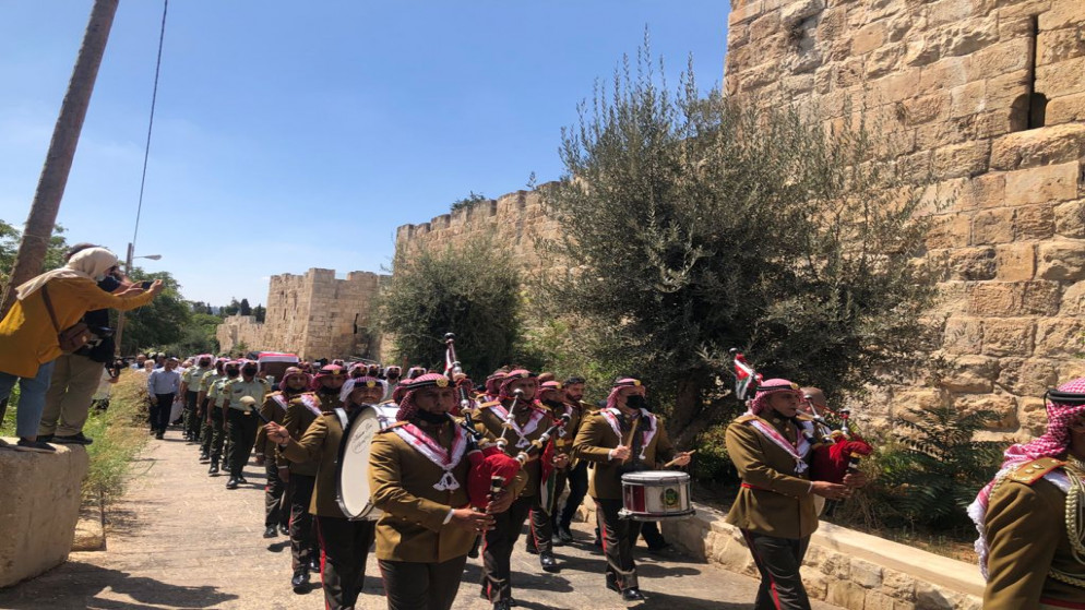 مراسم عسكرية لدفن رفات الشهيد الأردني في مقبرة المسجد الأقصى. (القوات المسلحة الأردنية)