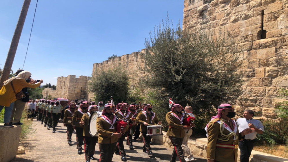 مراسم عسكرية لدفن رفات الشهيد الأردني في مقبرة المسجد الأقصى. (القوات المسلحة الأردنية)