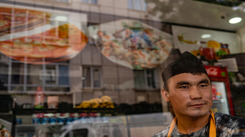 غوث الدين مبارز ، البالغ من العمر 20 عامًا  جاء من أفغانستان قبل عامين ، يعمل في مطعم للوجبات السريعة في إسطنبول ،27 أغسطس 2021.(أ ف ب)