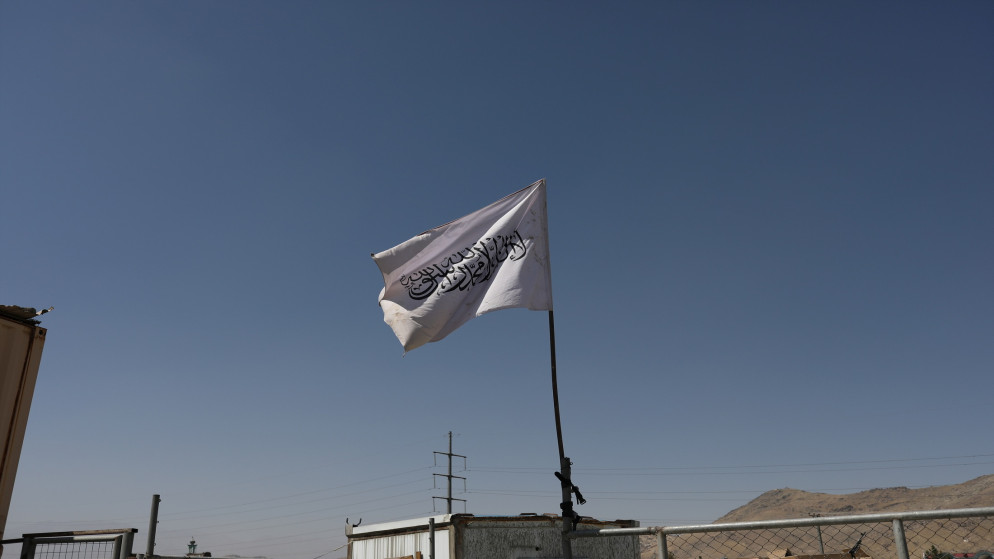 علم طالبان في مطار كابل. (رويترز)