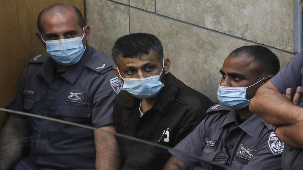 الأسير محمد العارضة يحيط به عدد من قوات الاحتلال الإسرائيلية خلال جلسة محاكمة في محكمة الصلح في الناصرة شمال فلسطين المحتلة. (رويترز)