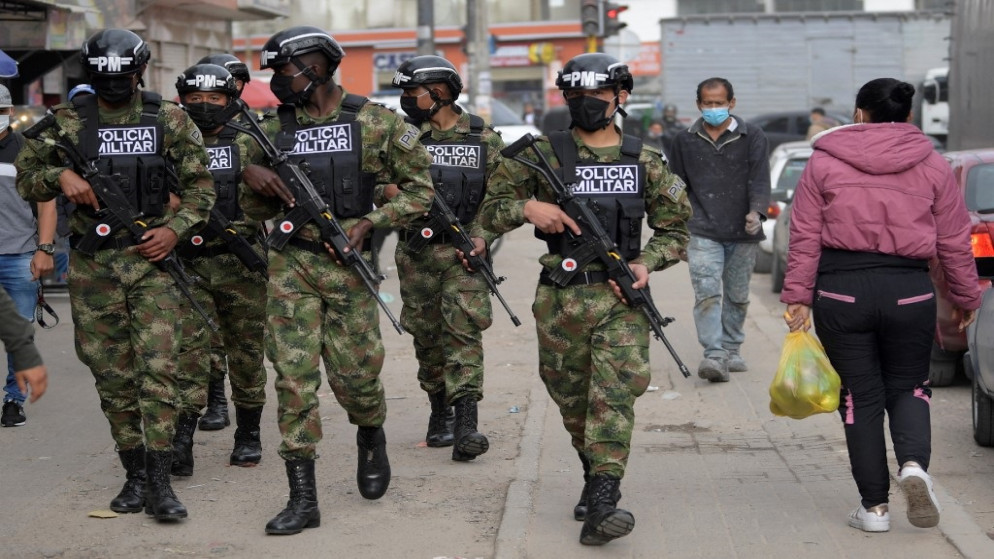 جنود يقومون بدوريات في شوارع العاصمة الكولومبية في محاولة "مؤقتة" للسلطات للسيطرة على موجة من عمليات السطو العنيفة. 16 أيلول/ سبتمبر 2021. (رويترز)