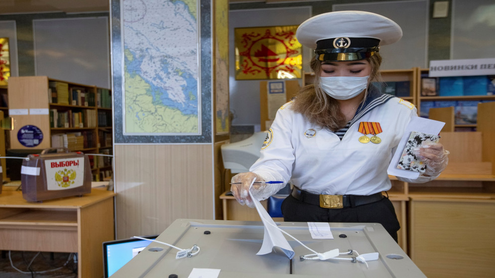 طالبة من مشاة البحرية تصوت في اليوم الأول من الانتخابات البرلمانية في مدينة فلاديفوستوك في أقصى شرقي روسيا، 17 أيلول/سبتمبر 2021. (رويترز / تاتيانا ميل)