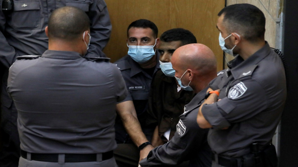 الأسير زكريا الزبيدي يحيط به عدد من قوات الاحتلال الإسرائيلي خلال جلسة محاكمة في محكمة الصلح في الناصرة شمال فلسطين المحتلة. (رويترز)