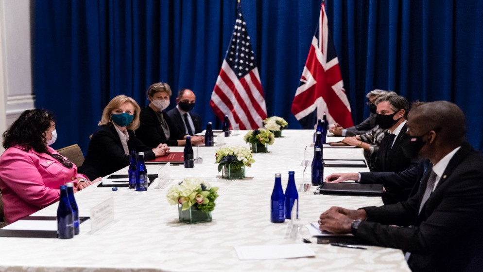 وزير الخارجية الأميركي أنتوني بلينكين (الثالث إلى اليمين) يلتقي بوزيرة الخارجية البريطانية إليزابيث ماري تروس (الثاني من اليسار) على هامش الجلسة العامة السابعة والسبعين للجمعية العامة للأمم المتحدة في قاعة الجمعية العامة للأمم المتحدة في مقر الأمم المتحدة ، في نيويورك ، 20 سبتمبر. ، 2021.(أ ف ب)