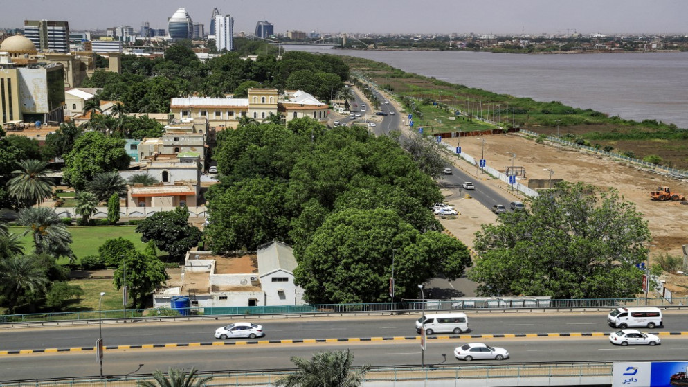 العاصمة السودانية الخرطوم بجانب نهر النيل الأزرق وجسر توتي الذي يربط المدينة بجزيرة توتي القريبة، عند التقاء فرعي النيل الأبيض والنيل الأزرق. 21 سبتمبر 2021.(أ ف ب)