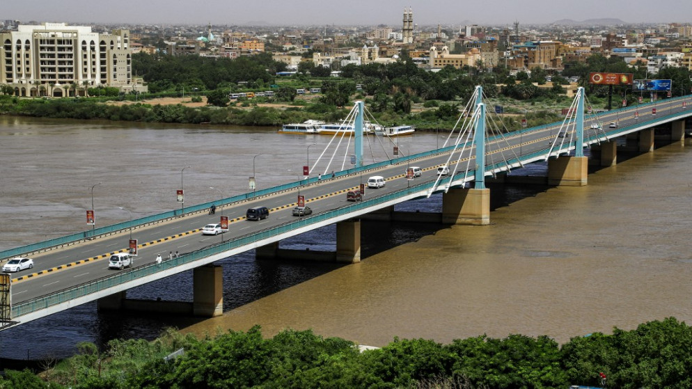 جسر مك نمر فوق نهر النيل الأزرق الذي يربط وسط العاصمة السودانية الخرطوم بالمدينة المجاورة الخرطوم بحري، 21 أيلول/سبتمبر 2021. (أ ف ب)