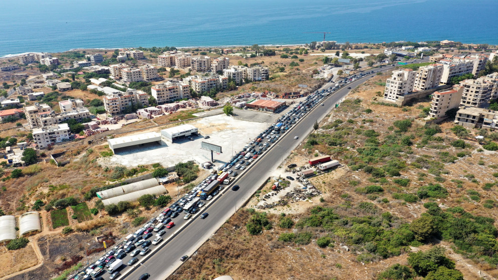 منظر عام لعشرات السيارات التي تنتظر دورها للحصول على البنزين في "دامور" في لبنان. (رويترز)