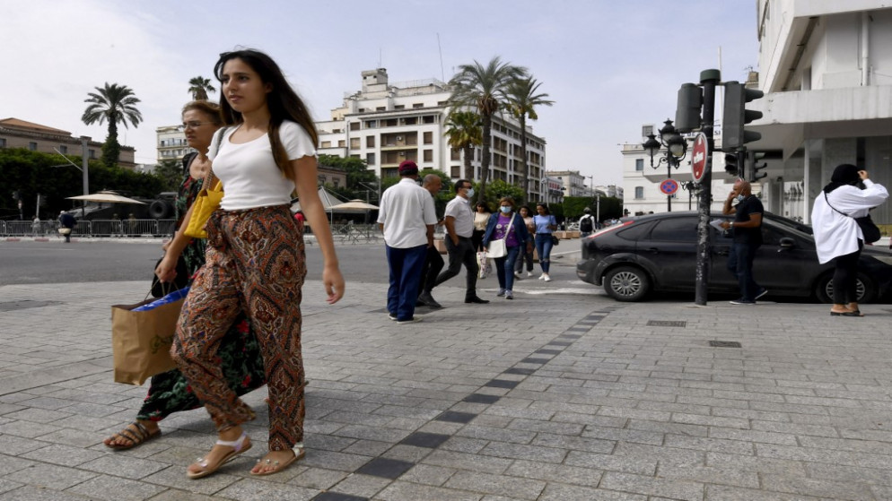 التونسيون يسيرون في شارع الحبيب بورقيبة في تونس العاصمة، 23 أيلول/سبتمبر 2021. (أ ف ب)