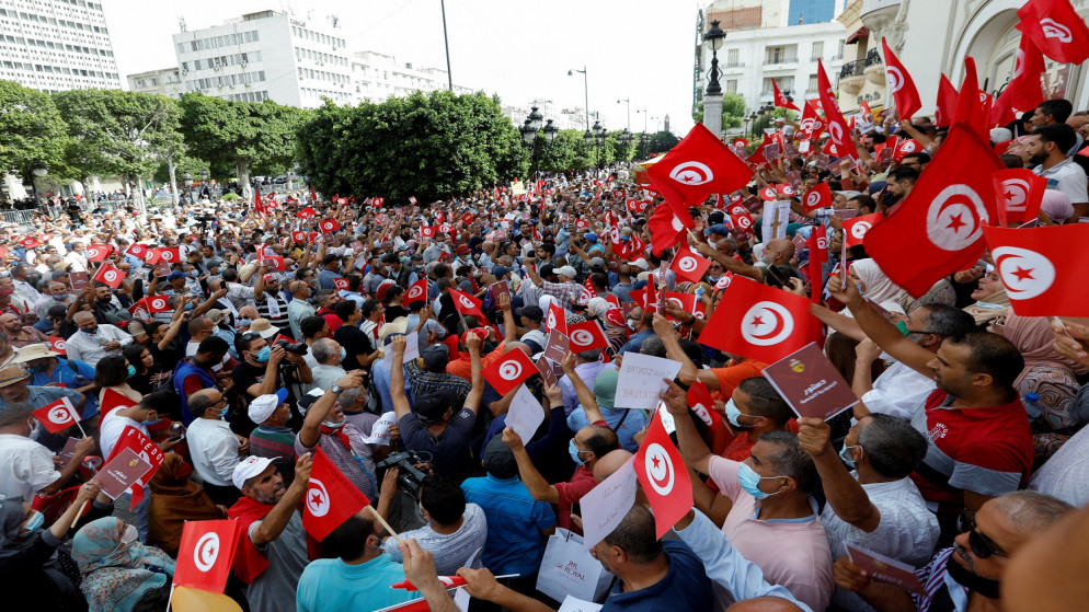 محتجون تونسيون تجمعوا في العاصمة التونسية وطالبوا الرئيس قيس سعيد بالتنحي. (رويترز)