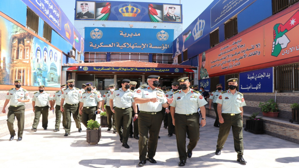 رئيس هيئة الأركان يزور مديرية المؤسسة الاستهلاكية العسكرية.(القوات المسلحة الأردنية)