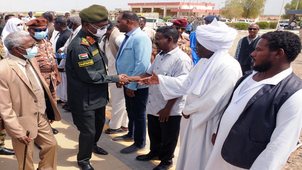 عضو مجلس السيادة الفريق أول ركن كباشي (الثاني من اليسار) يلتقي بممثلي الاحتجاج ، عقب وصوله بوفد إلى مدينة بورتسودان. 26 سبتمبر 2021.(أ ف ب)